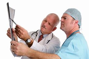 les médecins examinent une radiographie pour une arthrose des articulations